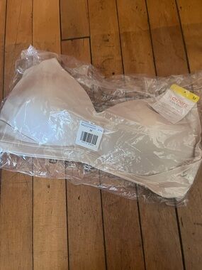 Warner's Women’s Nude Smooth lightly lined, wireless Bra - Medium